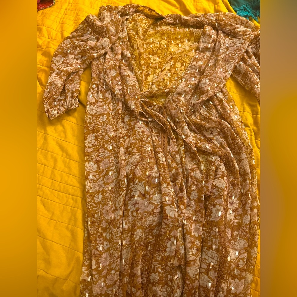 Gorgeous brown and gold floral tie kimono from Express. Sz lg